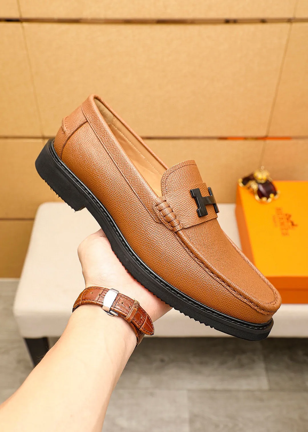 Men's shoes 💰460 💐 Product trademark: HERMES "Hermès" casual leather shoes Regular size: 39-44 (38.45🉑️customized) Product materials: Selected imported first-layer cross-grain cowhide upper + luxury hardware buckle, imported water-dyed cowhide lining. Strong three-dimensional visual effect, non-slip and wear-resistant rubber outsole Color: 4⃣️colors available